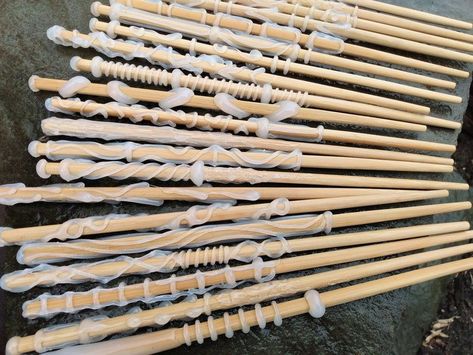 Wands Up Tribute, Harry Potter Spa Party, Wizard Theme Party, Harry Potter Party Decorations Diy Decor, Diy Wands For Kids, Harry Potter Christmas Theme, Harry Potter Wand Designs, Harry Potter Wedding Decorations, Harry Potter Camp