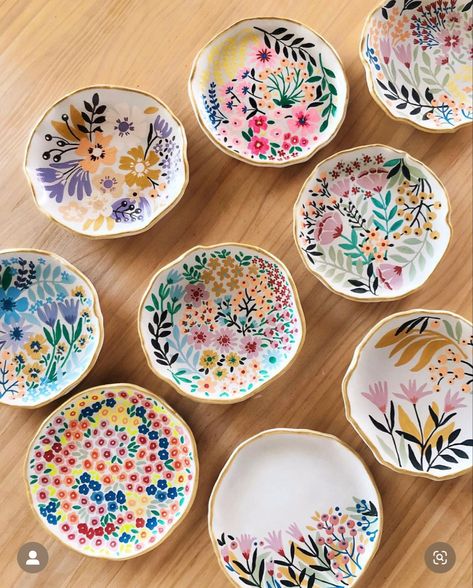 Ceramic Floral Design, Diy Pottery Ideas, Clay Dish Ideas, Ceramic Pottery Painting Ideas, Underglaze Designs, Floral Ceramics, Floral Pottery, Diy Keramik, Ceramic Cafe