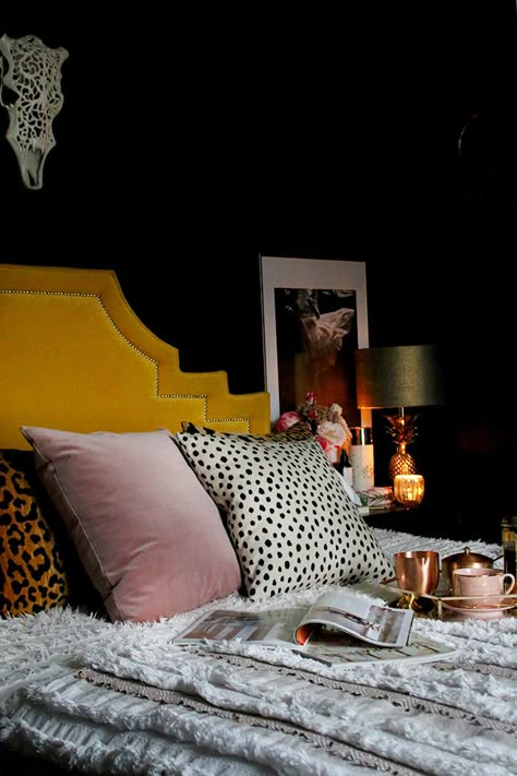 Boho Glam Bedroom, Light And Airy Bedroom, Dark And Moody Bedroom, Interior Design Per La Casa, Moody Bedroom, Glam Bedroom, Design Apartment, Design Del Prodotto, Simple Bedroom