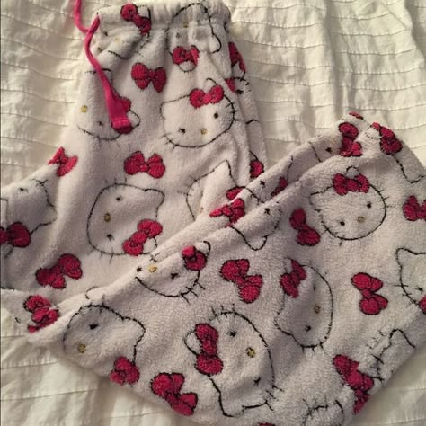 Hello Kitty Pajama Pants, Hello Kitty Pants, Images Hello Kitty, Kitty Clothes, Charmmy Kitty, Hello Kitty Clothes, Cute Pjs, Hello Kitty Aesthetic, Cute Pajama Sets