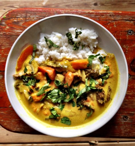 Vietnamese Curry, Yellow Curry Chicken, Vegetarian Thai Recipes, Vietnamese Style, Coconut Curry Sauce, Yellow Curry, Vegetarian Italian, Sweet Potato Curry, Everyday Dishes