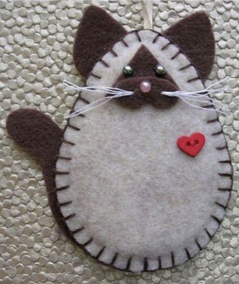 Felt Kitty, Felt Critters, Cat With Heart, Kitty Ideas, Tasha Tudor, Baby Mobil, Fuzzy Wuzzy, Felt Crafts Christmas, Felt Creations