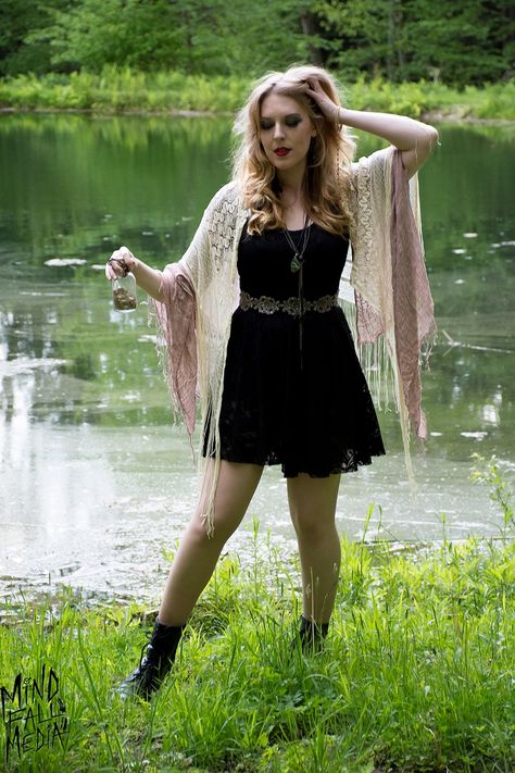 Stevie Nicks Style Outfits, Southern Gothic Aesthetic Fashion, Hippie Goth Aesthetic, Misty Day Outfits, Southern Gothic Fashion, Coven Fashion, Bohemian Witch, Witch Outfits, Lily Rabe