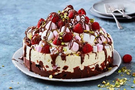 No-bake rocky road cheesecake Australian Christmas Desserts, Rocky Road Cheesecake, Easy Christmas Recipes, Chicken And Pastry, Christmas Desserts Easy, Christmas Recipes Easy, Glace Cherries, Easy Bacon, Eton Mess