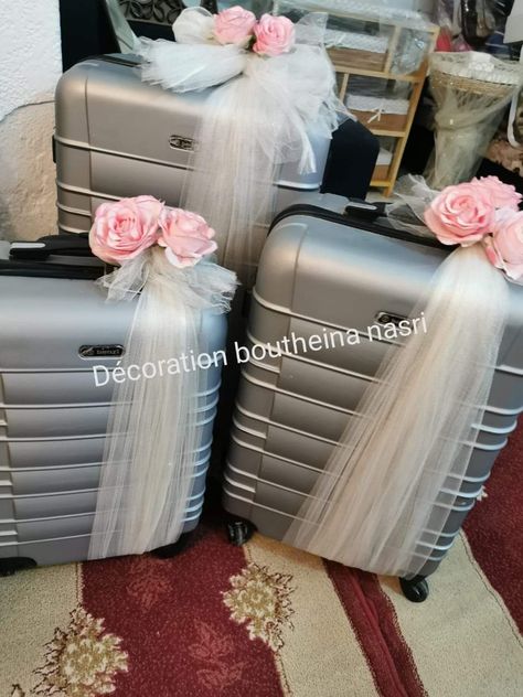 Trolley Decorations Ideas, Bridal Bag Packing Ideas, Trolly Bag Decoration For Wedding, Bride Suitcase, Bridal Shower Gift Wrapping Ideas, Luggage Decoration, Packing Idea, Wedding Luggage, Unique Wedding Signs