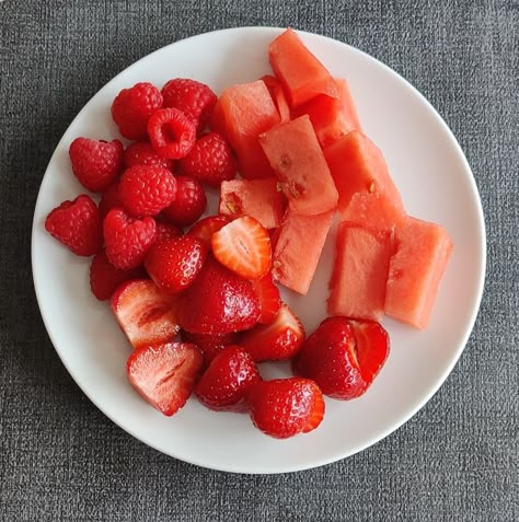 Food, fruit, snacks, strawberry, raspberry, watermelon Healthy Food Dishes, Food Fruit, Healthy Food Motivation, Healthy Lifestyle Food, Food O, Think Food, Food Is Fuel, Fruit Snacks, Healthy Fruits