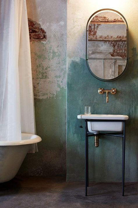 Kmart Bathroom, Design Interior Baie, Old Bathtub, Industrial Interior Style, Rustic Bathroom Designs, Bathroom Showrooms, Bad Inspiration, Decor Baie, Bathroom Decor Sets