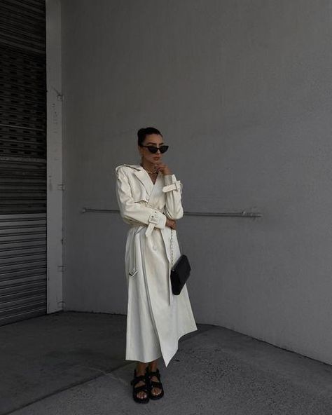 White Trench Coat Outfit, Easy Casual Outfits, Casual Trench Coat Outfit, White Tee Jeans, Long Coat Outfit, Matching Sweatsuit, Casual Trench Coat, White Trench Coat, Simple Casual Outfits