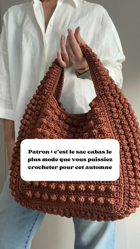 Aidez-vous d’un tutoriel vidéo et d’un patron pour crocheter le sac d’automne le plus tendance du moment. Knit Crochet Stitch, Sac Granny Square, Mode Crochet, Crochet Stitch, Crochet Motif, Crochet Bags, Diy Crochet, Granny Square, Crochet Bag