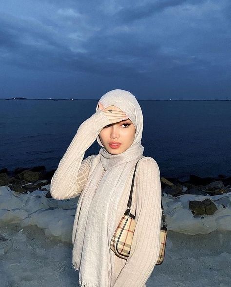 Style Pantai Hijab, Outfit Beach Hijab, Bali Outfit Ideas Hijab, Beach Outfit Hijab, Tutorial Hijab Pashmina, Ootd Poses, Stile Hijab, Tutorial Hijab, Mode Turban