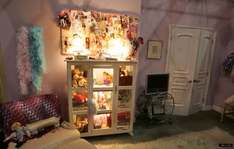 TV Bedrooms — Summer Roberts (The O.C.) Click through for full... 2000s Bedroom, Summer Roberts, Bedroom Set Designs, Girly Room, Room Renovation, Future Apartment, Teen Bedroom Decor, Dreamy Room, Room Planning