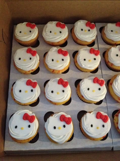 Cute Desert Ideas, Kue Hello Kitty, Aesthetic Simple Cake, Tort Hello Kitty, Bolo Da Hello Kitty, Simple Cake Decoration, Kitty Cupcakes, Cakes Aesthetic, Sanrio Food