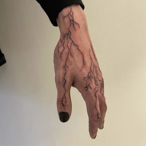 Mens Face Tattoos, Tattoo Ideas Males, Ma Tattoo, Lightning Tattoo, Tatted Men, On Tattoo, Tattoo Line, Hand And Finger Tattoos, Hand Tats