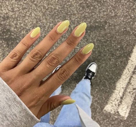 One Color Nail, Light Yellow Nails With Chrome, Pastel Yellow Nails Chrome, Pale Yellow Chrome Nails, Butter Yellow Chrome Nails, Yellow Nails Hailey Bieber, Butter Yellow Nails, Minimal Nails, Nail Ring