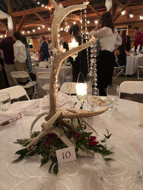 Deer Horn Arrangements Antler Centerpiece, Deer Skull Wedding Arch, Antler Wedding Decorations, Deer Theme Wedding, Deer Antler Wedding Bouquet, Hunter Wedding Decorations, Wedding Decor With Antlers, Deer Wedding Decorations, Deer Antler Wedding Decor