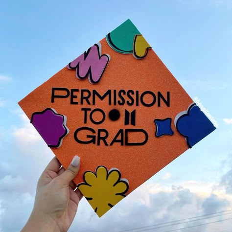 Kpop Graduation Cap Ideas, Seventeen Graduation Cap, Kpop Grad Cap, Bts Graduation Cap Ideas, Kpop Graduation Caps, Graduation Dance, Graduation Cap Ideas, College Grad Cap Ideas, Graduation Cap Decoration Diy