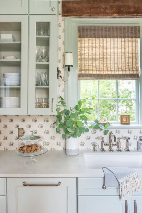 Colorful Kitchens, Grand Millenial, Green Kitchen Designs, Grandmillennial Style, Enchanted Cottage, Kitchen Addition, Green Kitchen Cabinets, Kitchen Details, Kitchen Backsplashes