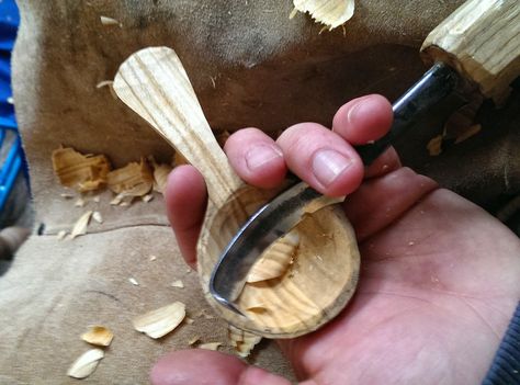 Tom Bartlett: Using a twca cam to hollow out a small scoop from cherry wood. Carving Spoons, Wood Spoon Carving, Woodworking Tools For Sale, Carved Spoons, Green Woodworking, Spoon Carving, Wooden Kitchen Utensils, Wooden Utensils, Wood Spoon