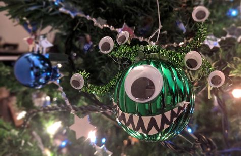 Nerdy Christmas Tree, Geek Christmas Ornaments, Dnd Christmas, Nerdy Christmas, Geek Christmas, Christmas Tree Inspo, Easy Ornaments, Christmas Campaign, Diy Ornaments