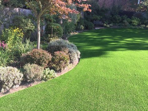 Curved Lawn, Lawn Edging Ideas, Small Front Garden Ideas, Artificial Grass Garden, Landscaping Along Fence, Front Lawn Landscaping, Small Front Gardens, Diy Lawn, Lawn Design