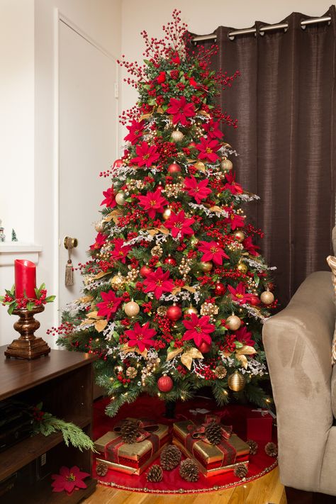 Poinsettia Decorated Christmas Tree, Christmas Trees With Poinsettias, Poinsettia Christmas Decor, Christmas Tree Ideas Poinsetta, Red Poinsettia Christmas Tree, Christmas Tree Poinsettia Decorations, Red Pointsetta Christmas Tree, Poinsettia Christmas Tree, Red Flower Christmas Tree