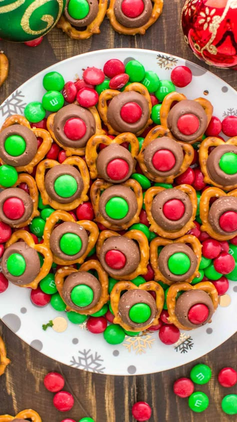 Easy To Make Christmas Treats, Pretzel Treats, Reindeer Noses, Mint Chocolate Chip Cookies, Boozy Desserts, Christmas Candy Recipes, Best Christmas Cookies, Christmas Sugar Cookies, Fun Treats