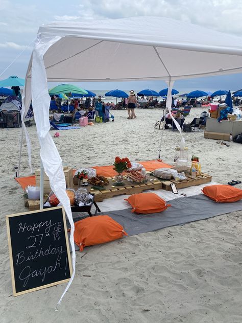 Beach Party Setup Ideas, Diy Beach Picnic Set Up, Outdoor Beach Party, Beach Birthday Party Decorations Outdoor, Beach Party Set Up, Beach Organization, Beach Birthday Party Ideas, Bonfire Parties, Beach Bonfire Parties