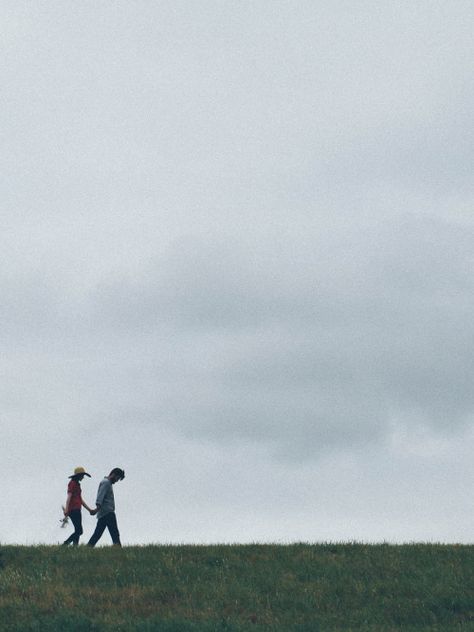 Fotografi Vintage, Green Field, 인물 사진, Couple Shoot, Pics Art, Two People, Couple Aesthetic, Hopeless Romantic, Couples Photoshoot