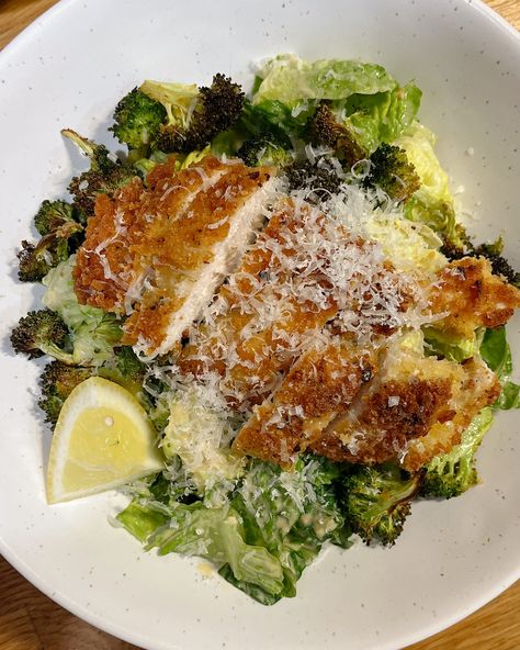 Summer Salads: Crispy Chicken Caesar Salad with Focaccia Croutons — Kula's Kitchen Fried Chicken Ceasar Salad Recipe, Crispy Chicken Caesar Salad, Ceaser Salad Ideas, Caesar Salad Aesthetic, Focaccia Croutons, Tahini Caesar Dressing, Best Crispy Chicken, Crispy Chicken Salad, Crispy Chicken Salads