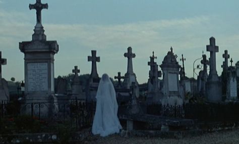 Jean Rollin's The Shiver of the Vampires Shiver Of The Vampires, Southern Gothic, Gothic Horror, Season Of The Witch, Film Stills, Horror Films, Graveyard, New Wave, 그림 그리기