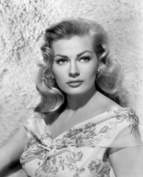 Anita Ekburg in a 1956 Paramount Studio publicity shot. Oud Hollywood, Klasik Hollywood, Stars D'hollywood, Diahann Carroll, Anita Ekberg, Marcello Mastroianni, Ursula Andress, Lauren Bacall, Italian Actress