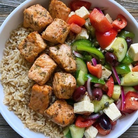 "Fueling my keto journey one reel at a time! 🥑🔥 Swipe into a world of delicious low-carb delights. Check out the link in bio 🖇️👆👆👆👆👆👆👆 For keto Fitness Magical Plans 🥗💪 Follow us for Fitness 💪 . . .👇👇👇👇👇 . @ketorealfitness @ketorealfitness @ketorealfitness 🥗🥗🥗🥗🥗🥗 #KetoLife #LowCarbLiving #KetoKitchen #HealthyFats #KetoFriendly #MealPrepIdeas #FoodieAdventures #KetoCommunity #LCHF #KetoInspiration #EatFatGetFit #SugarFreeLiving #KetoDiet #FoodForFuel #ReelFoodJourney #BalancedBites #LowC... One Plate Meal, Healthy Snack Plate, Horiatiki Salad, Greek Salmon, Organic Dinner, Butter Mushrooms, Diet Plate, Mini Peppers, Chicken Apple