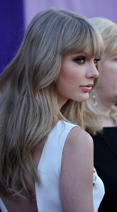 hair color (ash blonde) Red Taylor Swift Makeup, Taylor Swift Hair Color, Eye Makeup Red, Trendy Eye Makeup, Taylor Swift Makeup, Red Taylor Swift, Natural Ash Blonde, Swift Taylor, Natural Ombre