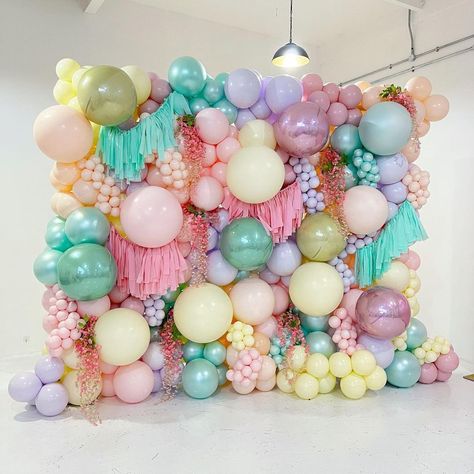 Online Balloon Classes💫 on Instagram: “Today was an actual ✨vibe✨ I had the pleasure of teaching 3 incredible artists our signature balloon wall and can I just say 😍 I have…” Easter Balloons Decor, Fun Balloon Arch, Organic Balloon Wall, Easter Balloon Backdrop, Balloon Garland On Wall, Balloon Organization, Balloon Storage Ideas, Easter Balloon Arch, Balloon Storage