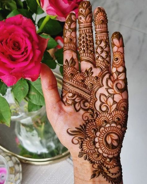 Mendhi Designs For Front Hands, Casual Mehndi Design, Mehendi Front Hand Design Simple, Heena Design Modern Front Hand Designs, Mehndi Right Hand, Front Hand Mendhi Degin, Mehndi Designs Aesthetic Front Hand, Mehandi Designs Simple Front Hand Back, Simple Mehendi Designs Front Hand Easy