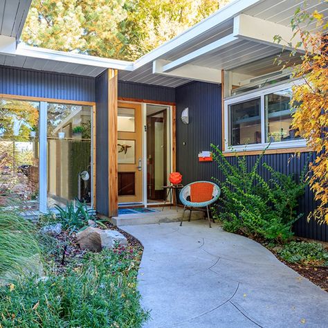 Mid-Century Modern Ranch in Denver's Sought-After Krisana Park Modern… on Dwell Mid Century Modern Front Porch, Mid Century Modern Porch, Modern Ranch Exterior, Mcm Architecture, Modern Front Porches, Mid Century Modern Ranch, Modern Front Porch, Mid Century Modern Exterior, Modern Porch