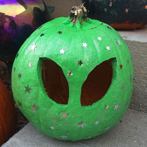 👻Follow us on snapchat! 🎃Username in bio💚 #alienoutfitters #alienpumpkin 💫 #pumpkin #halloween #october Astronaut Pumpkin, Space Pumpkin, Alien Pumpkin, Alien Birthday Party, Halloween Camping, Alien Halloween, Halloween Pumpkin Carving Stencils, Pumpkin Decorating Contest, Slime Party