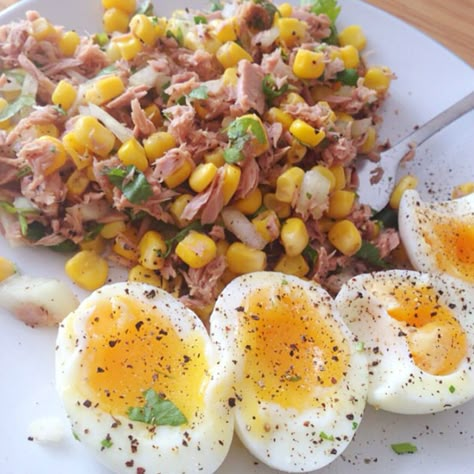 A healthy no carb lunch, soft boiled eggs with a spicy Tuna salad! #foodporn Healthy Salty Food, Healthy No Carb Lunch, Healthy Lunch Ideas With Eggs, Corn Lunch Ideas, Healthy Meals No Carb, Meals With No Carbs, Healthy Food No Carb, No Carb Lunches, Lunch Ideas Eggs