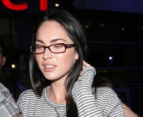 Megan Fox No Makeup, Megan Fox Without Makeup, 2000s Glasses, Megan Fox Makeup, Megan Fox Pictures, Emily Ratajkowski Outfits, Hair 101, Style Glasses, Rectangle Glasses