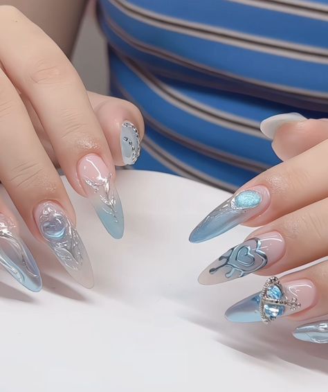 There's a new beauty trend taking over Instagram and it's absolutely stunning. Say hello to "quartz nails". Blue Ethereal Nails, Winter Blue Nail Designs, Japan Nails Design, Chinese Nails Designs, Fairycore Nails, Xiaohongshu Nails, Nails Douyin, Japan Nails, Chinese Nails