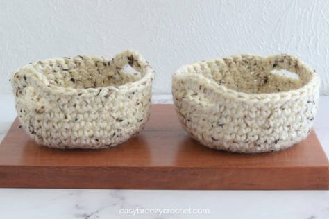 Small Crochet Basket Pattern With Handles | Easy Breezy Crochet Small Crochet Baskets Free Patterns, Small Crochet Basket, Easy Crochet Basket Pattern, Small Crochet Gifts, Crochet Basket Pattern Free, Crochet Storage Baskets, Crochet Bowl, Baby Rag Quilts, Crochet Storage