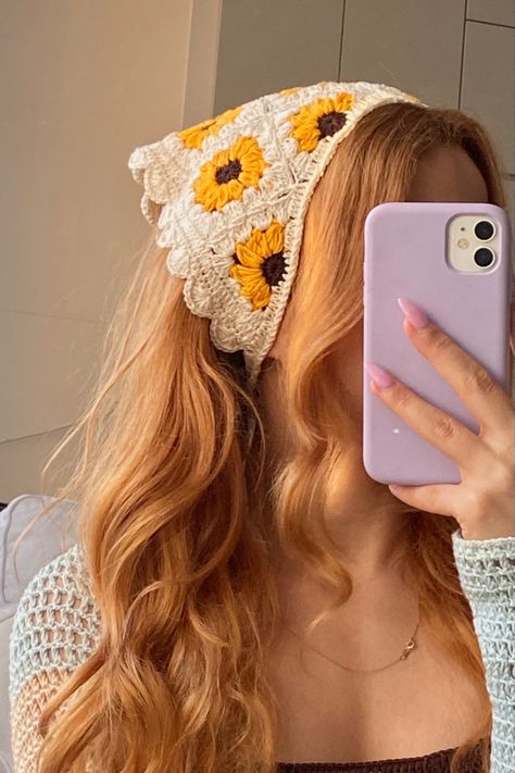 Crochet Sunflower Head Scarf, Crochet Projects Bandana, Crochet Bandana Sunflower, Trendy Crochet Accessories, Crochet Summer Inspiration, How To Wear Crochet Bandana, Bandana Hairstyles Crochet, Aesthetic Crochet Bandana, Mushroom Bandana Crochet