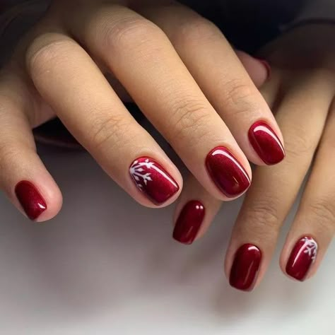 Cranberry Nails Christmas, Gel Nails Christmas Ideas, Winter Nail Art Simple, Extra Short Red Nails, Christmas Nails Cranberry, Nail Art Christmas Designs 2024, No Design Christmas Nails, Christmas Nails Wine Red, Short Red Christmas Nails Simple