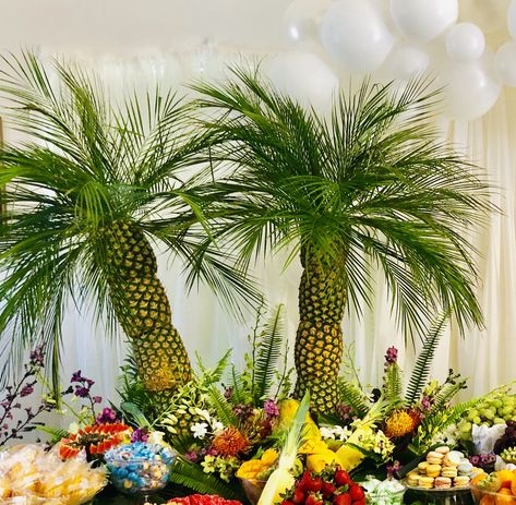 Pineapple Centerpiece Ideas, Pineapple Tree Centerpieces, Caribbean Theme Party, Vintage Luau, Pineapple Centerpiece, Pineapple Palm Tree, Havana Nights Party, Reception Halls, Green Gold Weddings