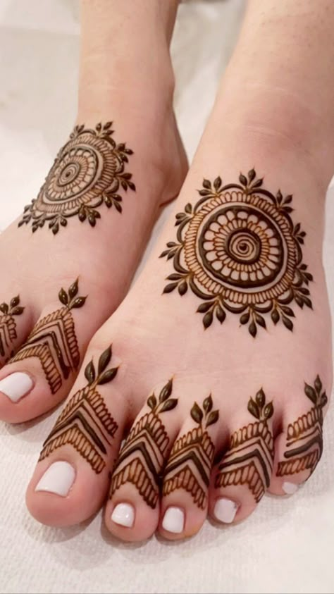 Simple Mehndi Designs On Leg, Mehndi Design Foot Simple, Heena Design For Foot Simple, Mehandi On Legs Simple, Aesthetic Leg Mehendi Design, Mehendi Design For Feet Simple, Mehandi Feet Designs, Mehandi On Leg, Feet Mendhi Simple