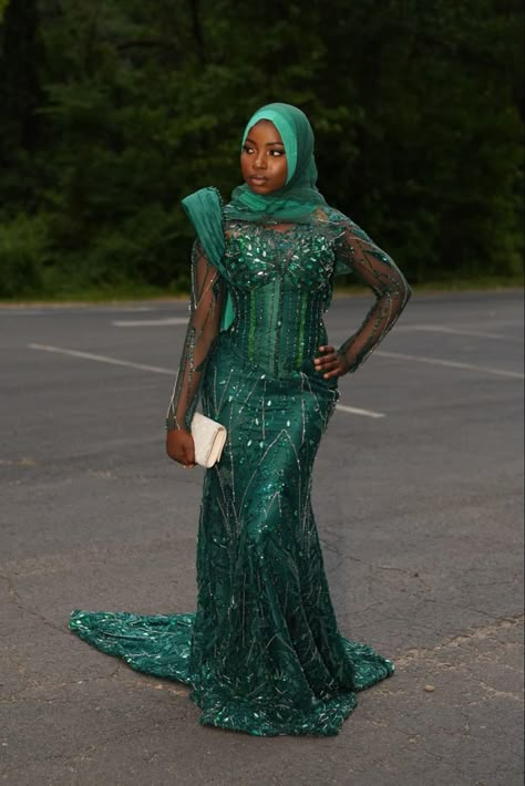 Pinby: aishaa🦋 💞 Fancy African Traditional Dresses, Hijabi Corset Outfit, Hijabi Prom, Hijabi Prom Dress, Sewn Dresses, Eid Outfits Ideas, Muslim Prom Dress, Beautiful Corset, Nigerian Dress