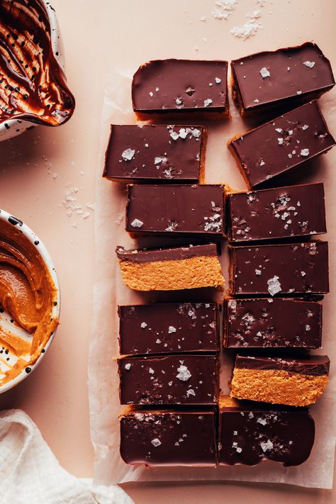 Fuss-free, no-bake peanut butter cup bars with a creamy, salty peanut butter base and chocolaty ganache top! Vegan, gluten-free, grain-free, and just like a peanut butter cup, but easier. Just 5 ingredients, 1 bowl, and 30 minutes required! #minimalistbaker #peanutbutter #chocolate #vegan #glutenfree #dessert Peanut Butter Cup Bars, Chocolate Peanut Butter Protein Bars, Chocolate Peanut Butter Squares, Peanut Butter Squares, Peanut Butter Protein Bars, Vegan Protein Bars, Protein Bars Homemade, Peanut Butter Chocolate Bars, Minimalist Baker