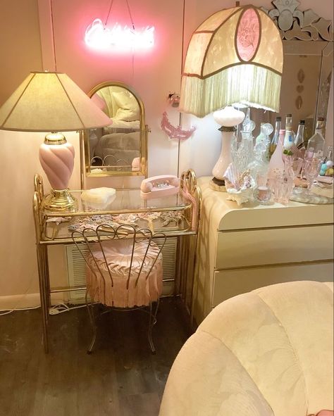 Old Hollywood Room Ideas, Vintage Room Ideas 50s, Pink Glam Room Ideas, 80s Glam Furniture, Hollywood Glam Aesthetic Room, 1980s Bedroom Vintage, Hollywood Regency Vanity, Old Hollywood Glamour Room, Girly Glam Bedroom