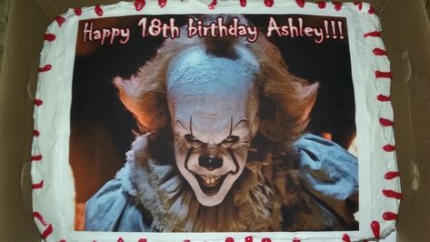 Ashley's 18th bd cake. Penny Wise Cake, Pennywise Cake, Wallpaper Creepy, Clown Wallpaper, Derry Maine, Pennywise The Clown, Edible Toppers, Edible Cake Toppers, Edible Images