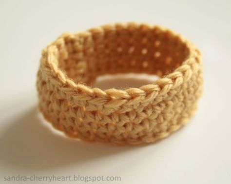 Crocheted Napkin Rings - Photo by Sandra Paul (HobbyFarms.com) Crochet A Magic Circle, Crochet Napkin Rings, Baby Ring Toy, Crochet Ring Patterns, Circle Rings, Napkin Rings Diy, Rings Diy, Crochet Rings, Art Crochet